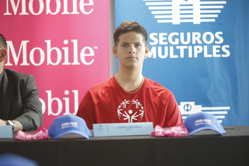 Yadiel Méndez Rivera, atleta con discapacidad intelectual, durante la conferencia de prensa de Brazadas por la Inclusión.