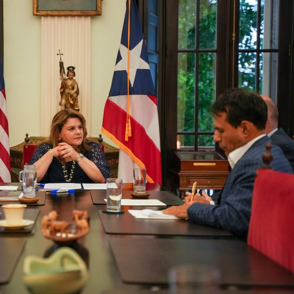 La gobernadora Jenniffer González (centro) ha deplorado el tiempo que la JSF, dirigida por Robert Muijca (derecha), ha tomado evaluando el contrato de New Fortress Energy.
