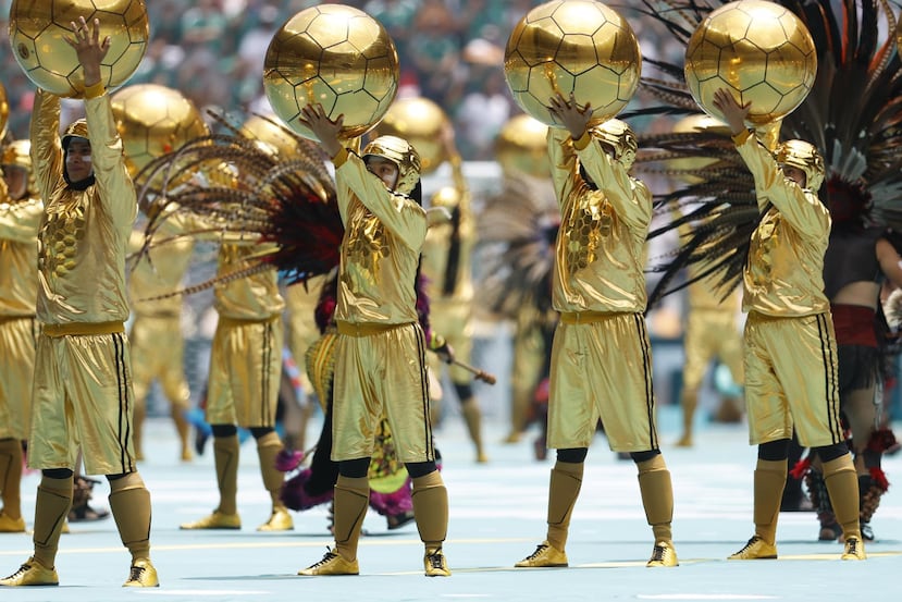 Artistas se presentan en la inauguración del Mundial de la FIFA 2026 este jueves, en el estadio Ciudad de México (México). EFE/ Sashenka Gutiérrez