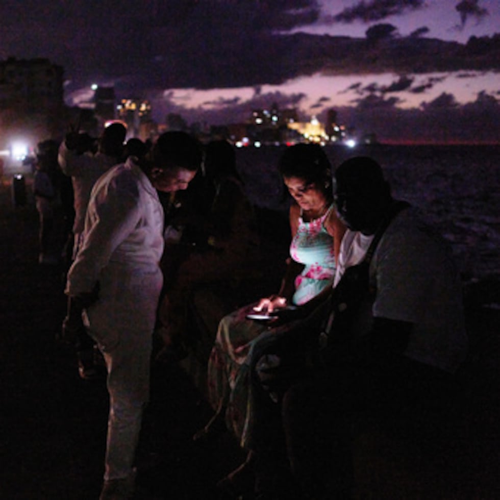 La gente pasa la noche a oscuras en el Malecón durante un apagón en La Habana, Cuba, el sábado 21 de marzo de 2026. (AP Photo/Ramon Espinosa)