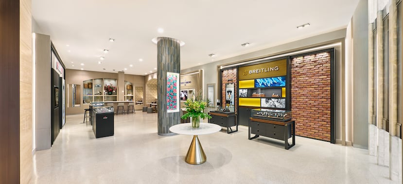 En Little Switzerland, los consumidores pueden adquirir relojes de marcas como Breitling.