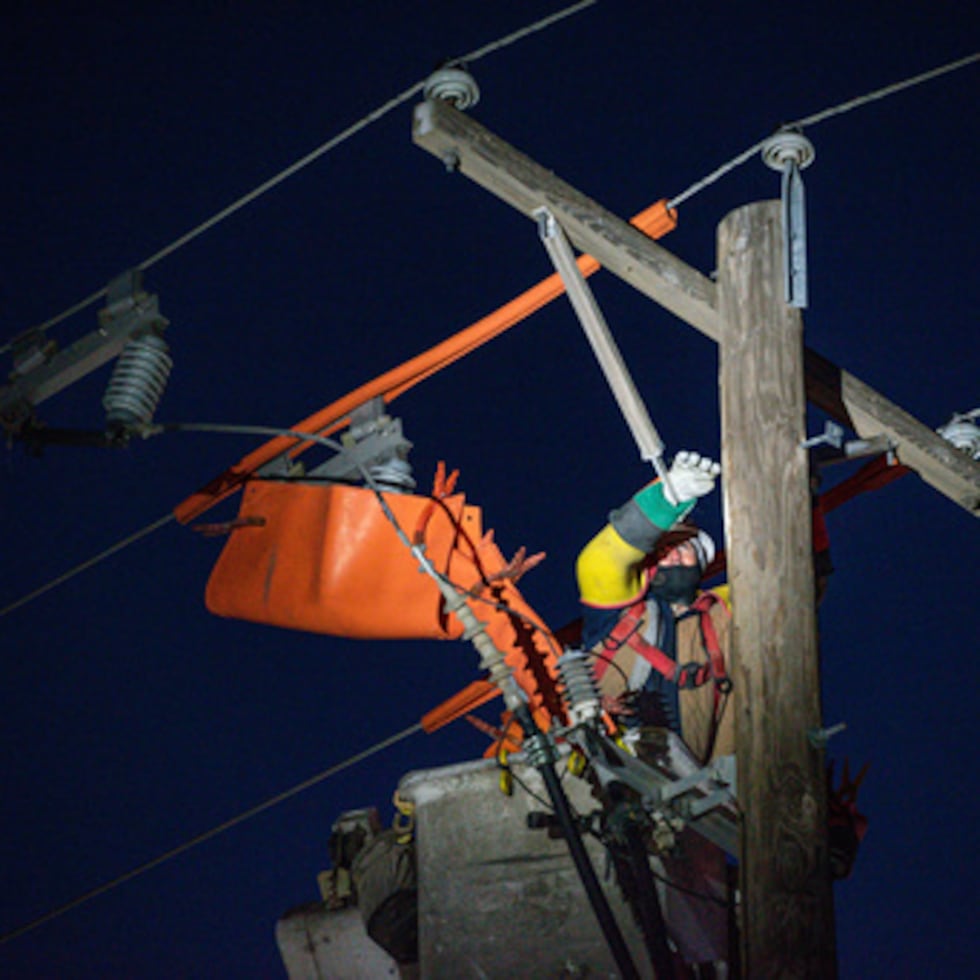 Los árboles y cables eléctricos cubiertos de hielo pueden seguir cayendo mucho después de que haya pasado la tormenta.