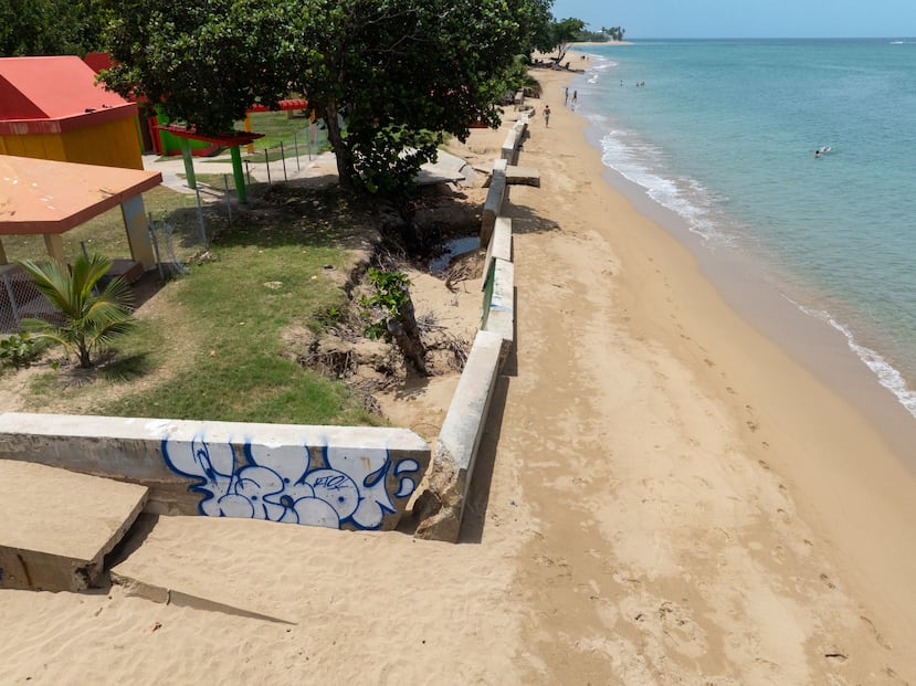 El muro de cemento en el Balneario de Rincón representa un peligro para la seguridad de los visitantes, afirmaron líderes ambientales del municipio.