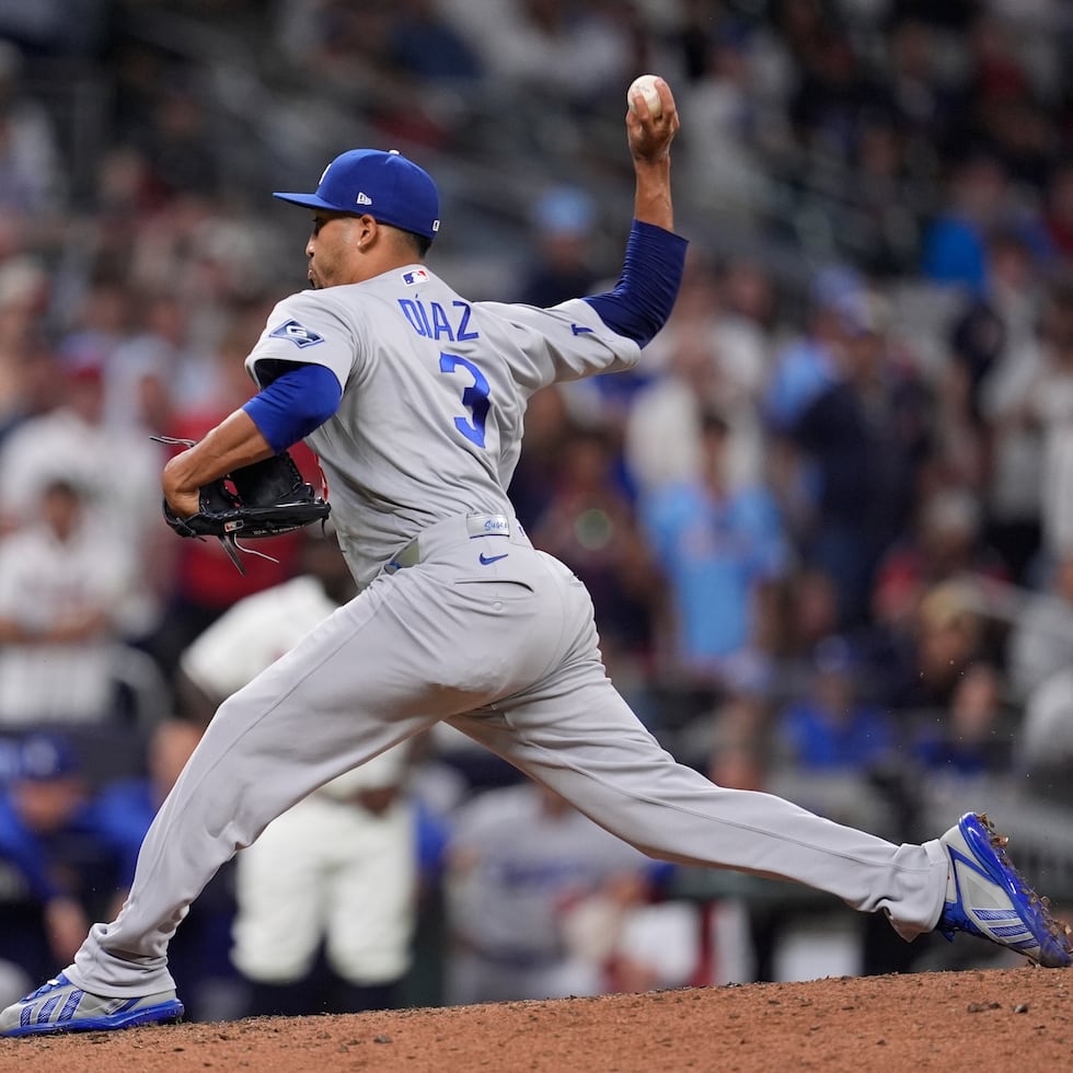 Edwin Díaz (3) lanza en la novena entrada por los Dodgers.