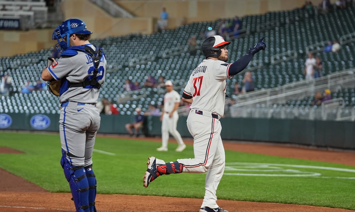 Víctor Caratini jonronea en derrota de los Twins ante los Royals, 8-6