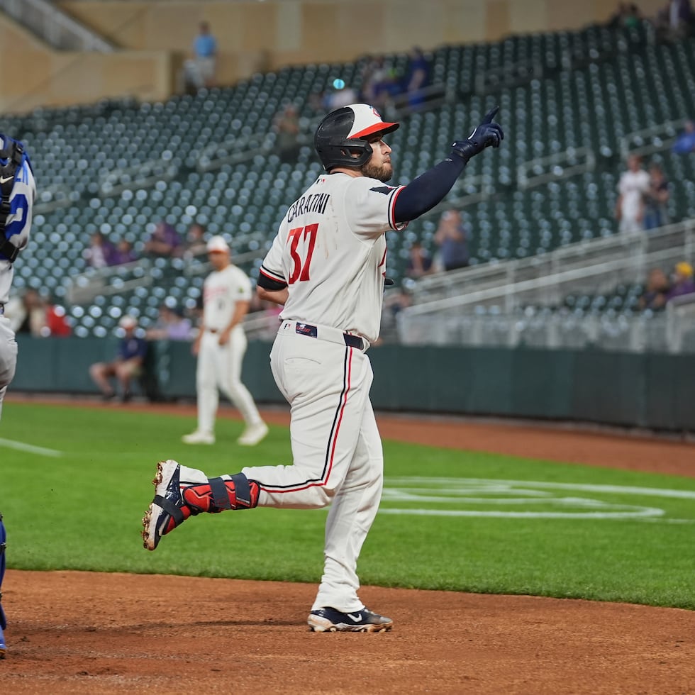 Víctor Caratini celebrando su jonrón solitario de la sexta entrada por los Twins, para empatar 6-6 el juego contra los Royals.