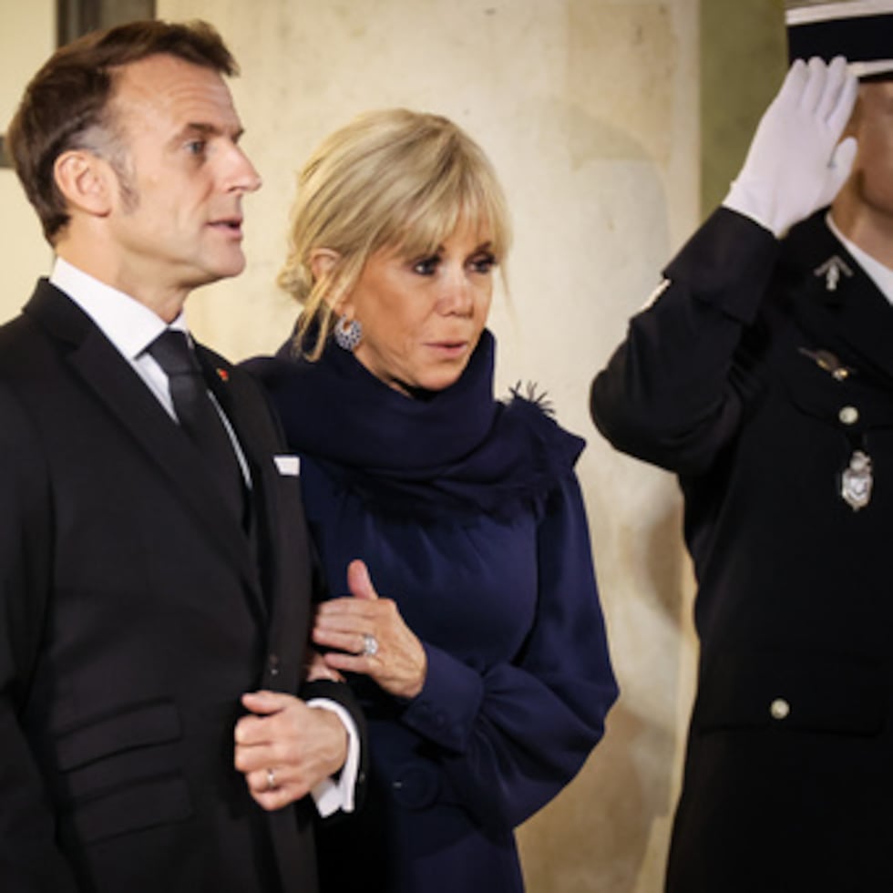 El presidente francés Emmanuel Macron y su esposa Brigitte Macron esperan para recibir al primer ministro de Croacia, Andrej Plenkovic, y su esposa Ana Maslac Plenkovic, en el Palacio del Elíseo en París, el lunes 8 de diciembre de 2025. (AP Foto/Thomas Padilla)