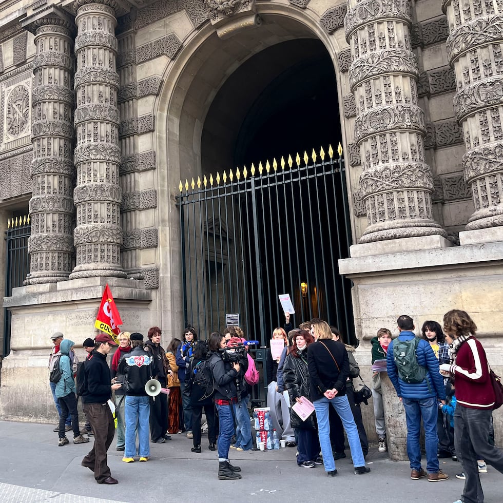 PARÍS, 19/10/2026.- El acceso al Museo del Louvre estaba bloqueado este lunes por estudiantes de la Escuela del Louvre en apoyo al movimiento de los estudiantes de secundaria y para denunciar la represión policial.-EFE/ Nerea González