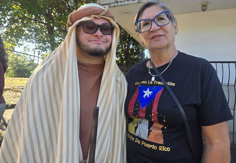 Jovana Munet y su hijo Emmanuel Vega.