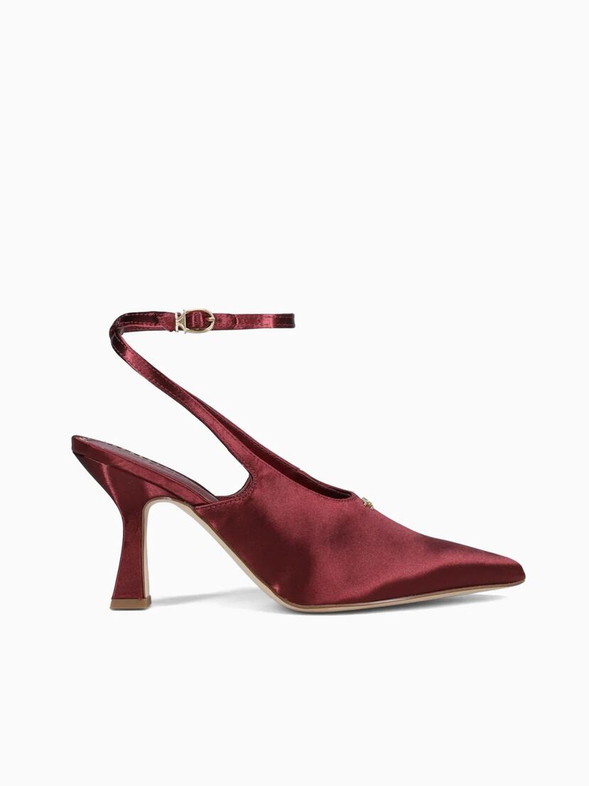 El color “burgundy” pisa fuerte en esta temporada. Modelo Circus Heel de 
La Favorita.