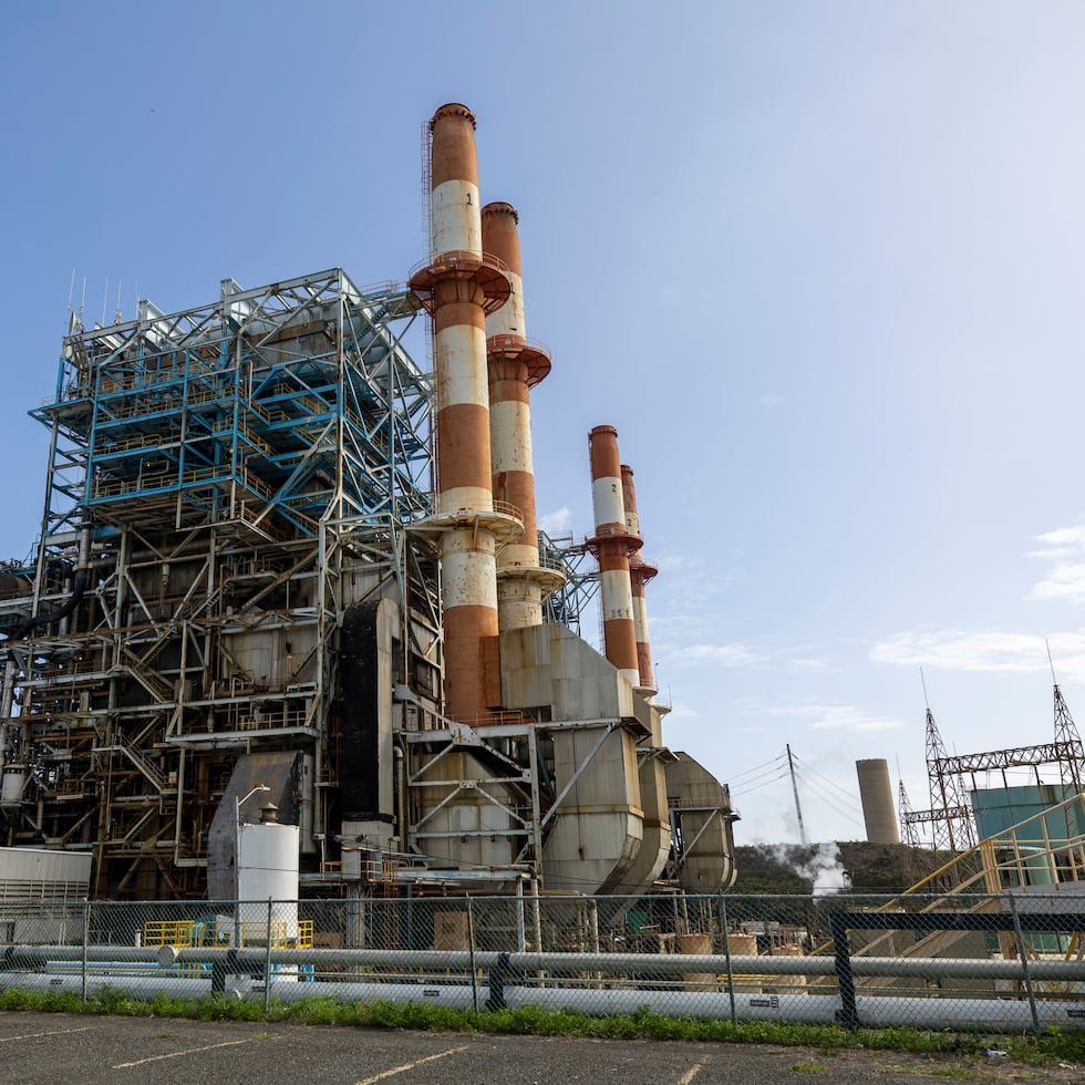 La central Aguirre, en Salinas, consiste de dos unidades base de 450 megavatios (MW) cada una, inauguradas en 1971. Además, la instalación cuenta con dos unidades de ciclo combinado, con capacidad nominal de 592 MW, que al presente enfrentan limitaciones mayores en su operación.