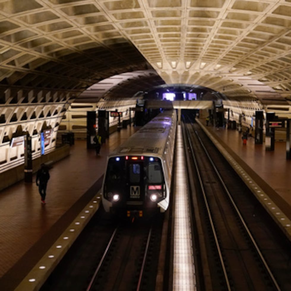 El tren estacionario de la línea plateada fue arrollado poco después de medianoche.