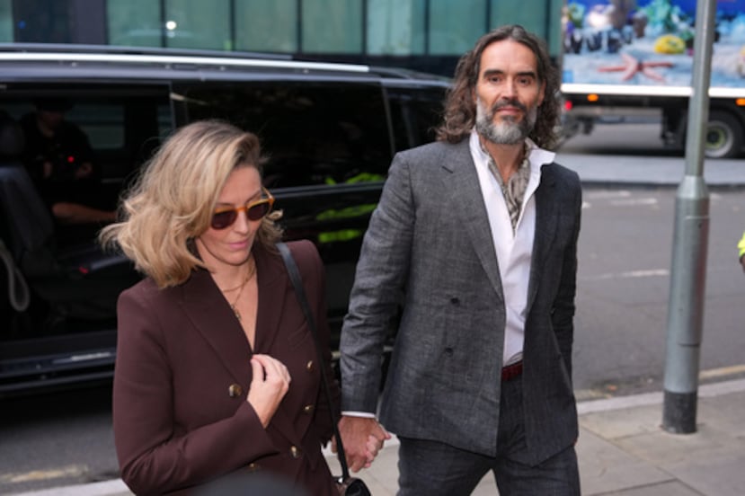 El cómico y actor Russell Brand, acompañado de su esposa Laura Brand.