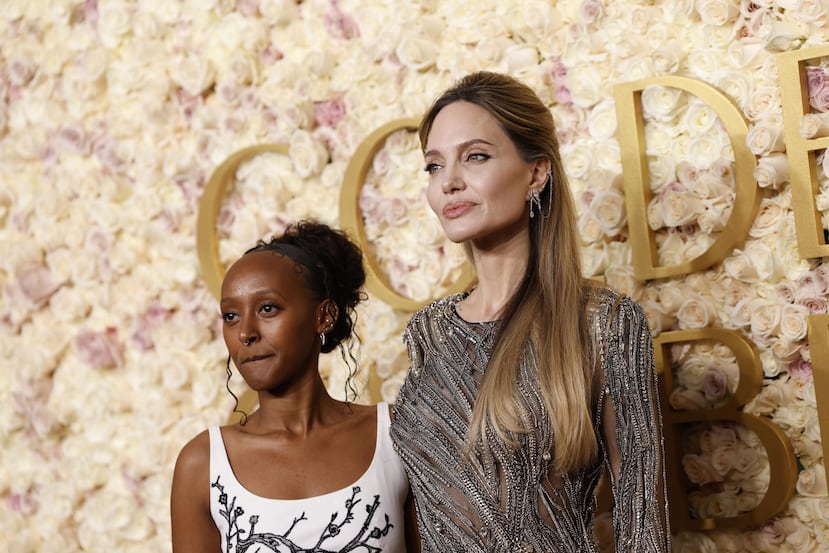 Imagen de archivo de Angelina Jolie y su hija Zahara en la gala de los Globos de Oro de 2025 en Beverly Hills, el pasado 5 de enero EFE/EPA/CAROLINE BREHMAN