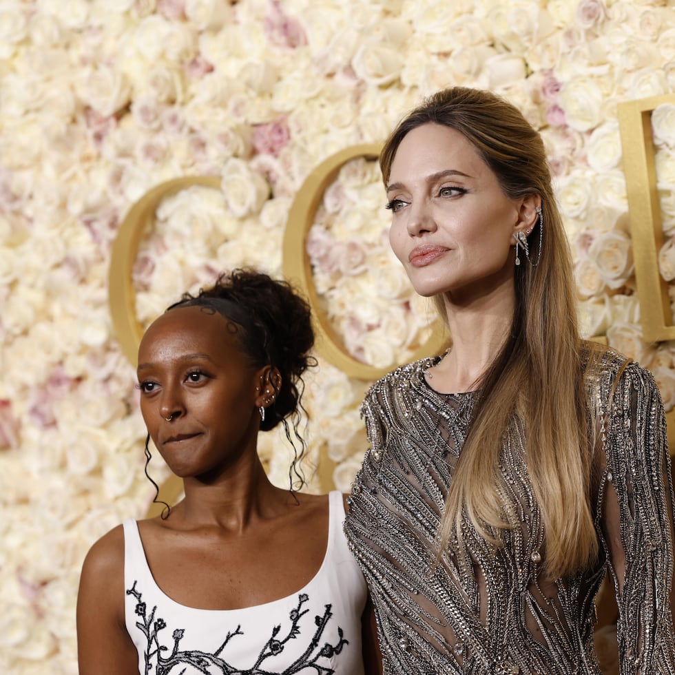 Imagen de archivo de Angelina Jolie y su hija Zahara en la gala de los Globos de Oro de 2025 en Beverly Hills, el pasado 5 de enero EFE/EPA/CAROLINE BREHMAN