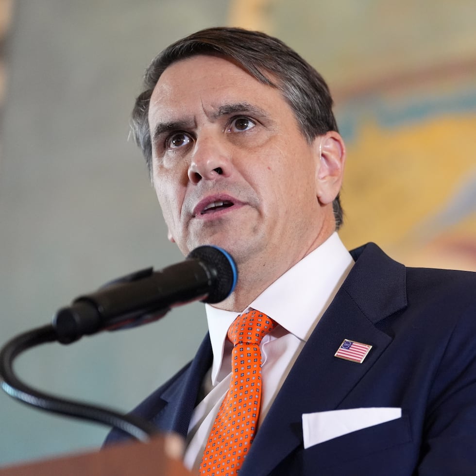 El fiscal general interino, Todd Blanche, responde preguntas en un evento donde los fiscales federales anunciaron cargos contra el expresidente cubano Raúl Castro por el derribo en 1996 de aviones civiles operados por exiliados radicados en Miami.
