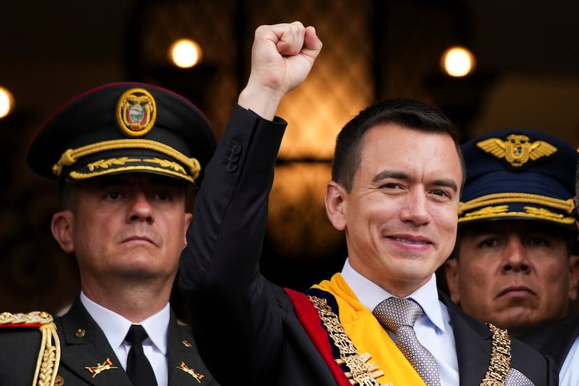 El recién juramentado presidente Daniel Noboa saluda desde un balcón del palacio presidencial de Carondelet en Quito, Ecuador, el jueves 23 de noviembre de 2023. (AP Foto/Carlos Noriega)
