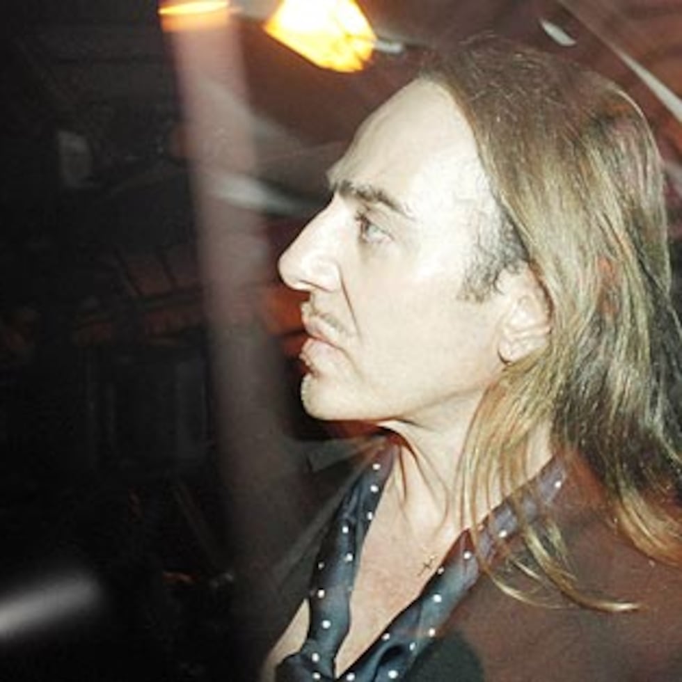 El anuncio se une a las controversias que han acompañado la trayectoria de Galliano, quien hubiese sido el tercer diseñador vivo en que se le dedicara una gala del Met.
