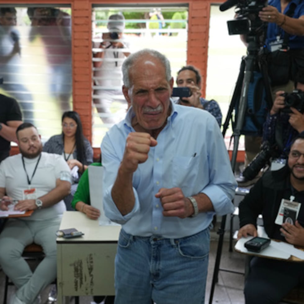 Nasry Asfura, candidato presidencial por el Partido Nacional, gesticula anticipando su triunfo durante las elecciones generales en Tegucigalpa, Honduras, el domingo 30 de noviembre de 2025.