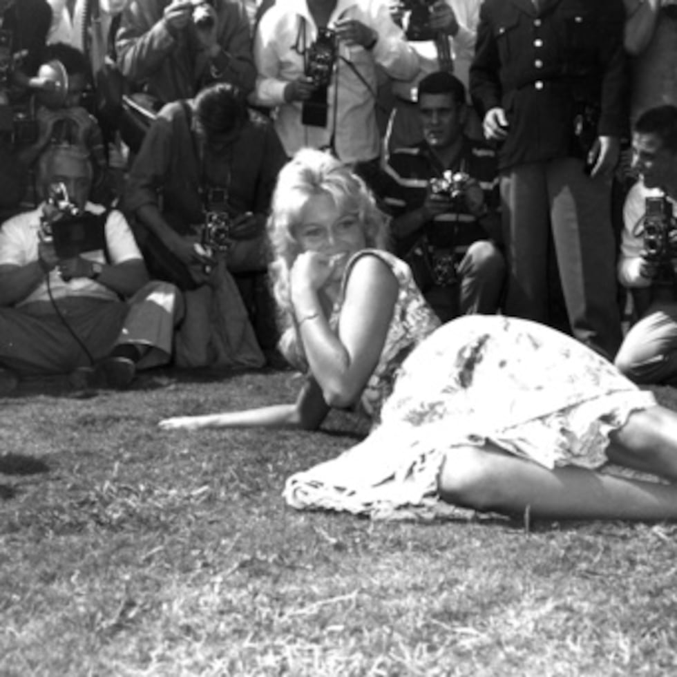 ARCHIVO - La actriz francesa Brigitte Bardot posa para los fotógrafos en un césped del jardín del Hotel Excelsior en el Lido de Venecia, Italia, el 2 de septiembre de 1958. (AP Photo/Walter Attenni, Archivo)