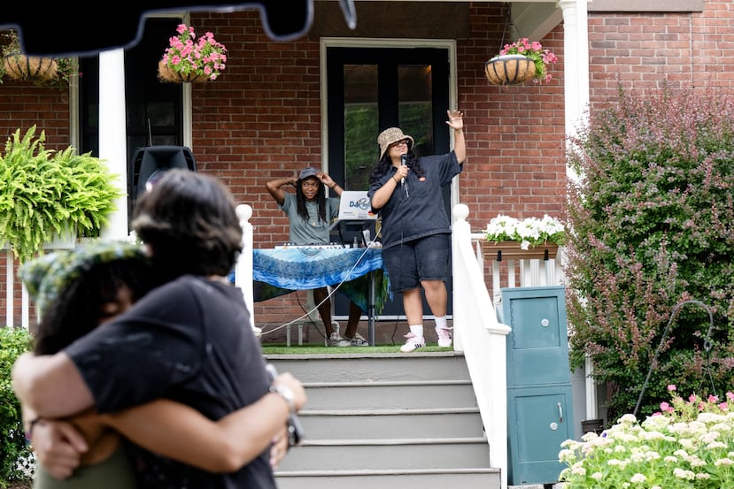 Evelyn Ruiz, la propietaria de Hasta Luego Friend, derecha, habla durante el evento Tia’s Roommate en Hartford, Connecticut, el domingo 27 de julio de 2025.