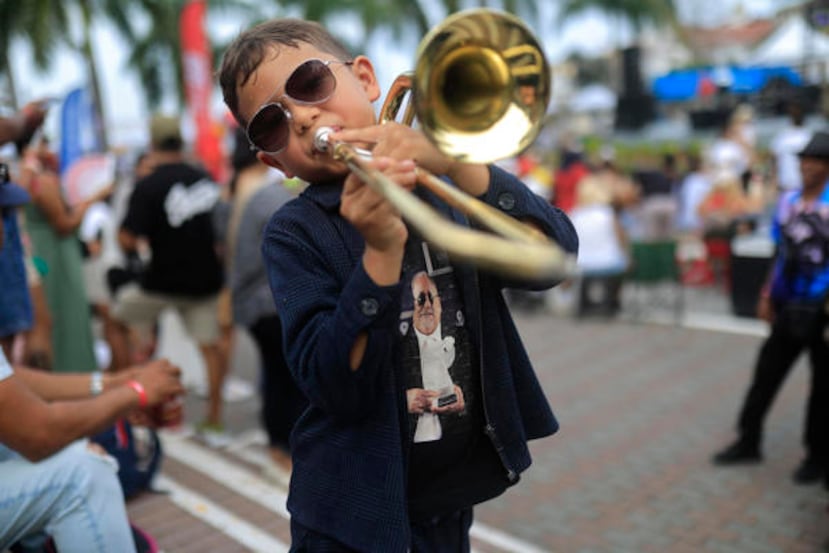 Martin Fernández Arboleda toca el trombón durante un tributo al fallecido músico estadounidense Willie Colón este domingo, en Ciudad de Panamá.