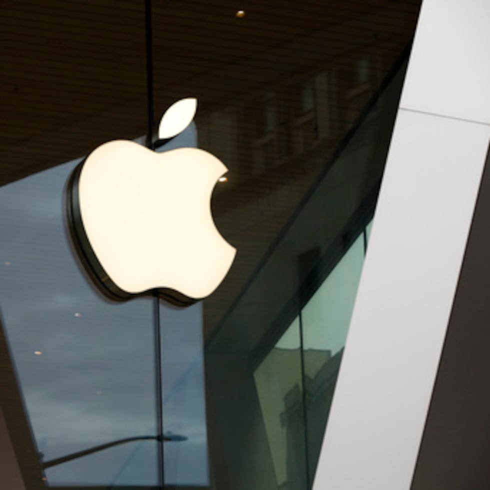 Logo de Apple adorna tienda en Brooklyn.