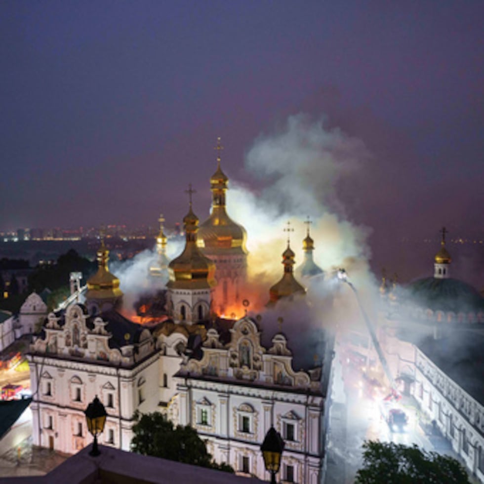 Los bomberos intentan extinguir un incendio en la catedral de la Dormición, situada en el complejo centenario del monasterio de las Cuevas, también conocido como la Lavra de Pechersk de Kiev.