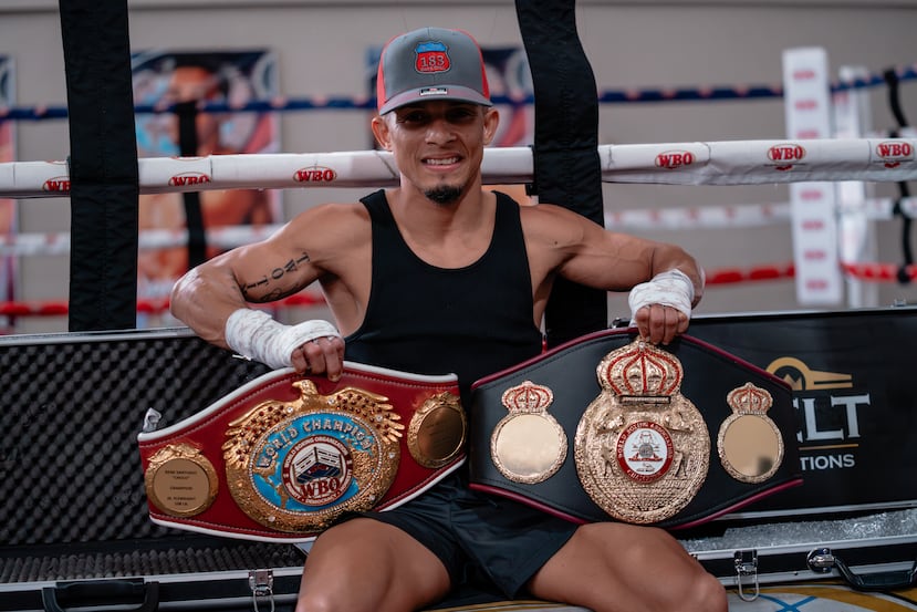 René Santiago posa con sus dos títulos.