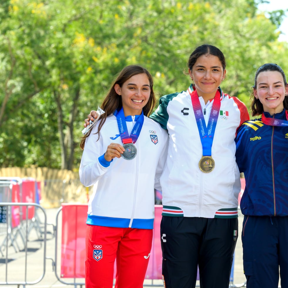 Suheily Rodríguez, a la izquierda posando con su medalla de plata, completó un circuito de seis vueltas en el 'mountain bike' de Santo Domingo 2026, en 1:25:26 horas.