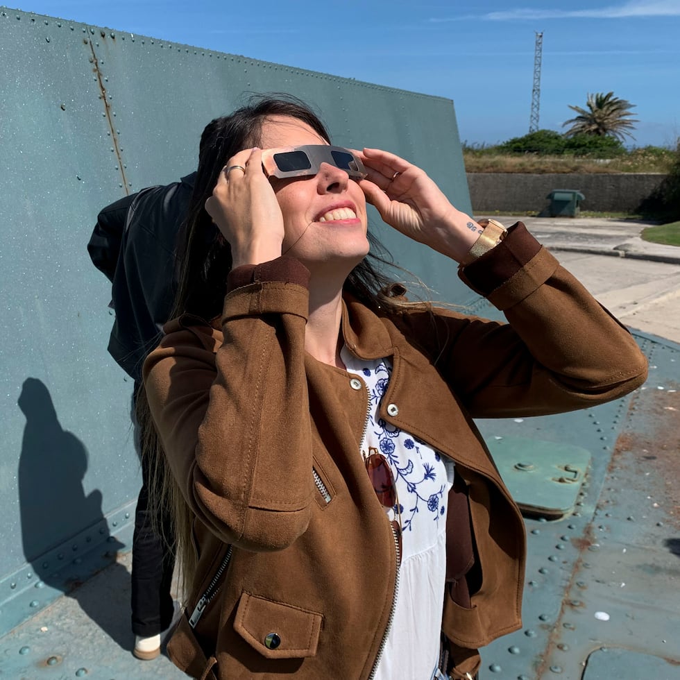 Mar Gómez, doctora en Ciencias Físicas y meteoróloga, observa el sol con unas gafas homologadas para ver el eclipse del 12 de agosto en el Monte de San Pedro, en A Coruña.