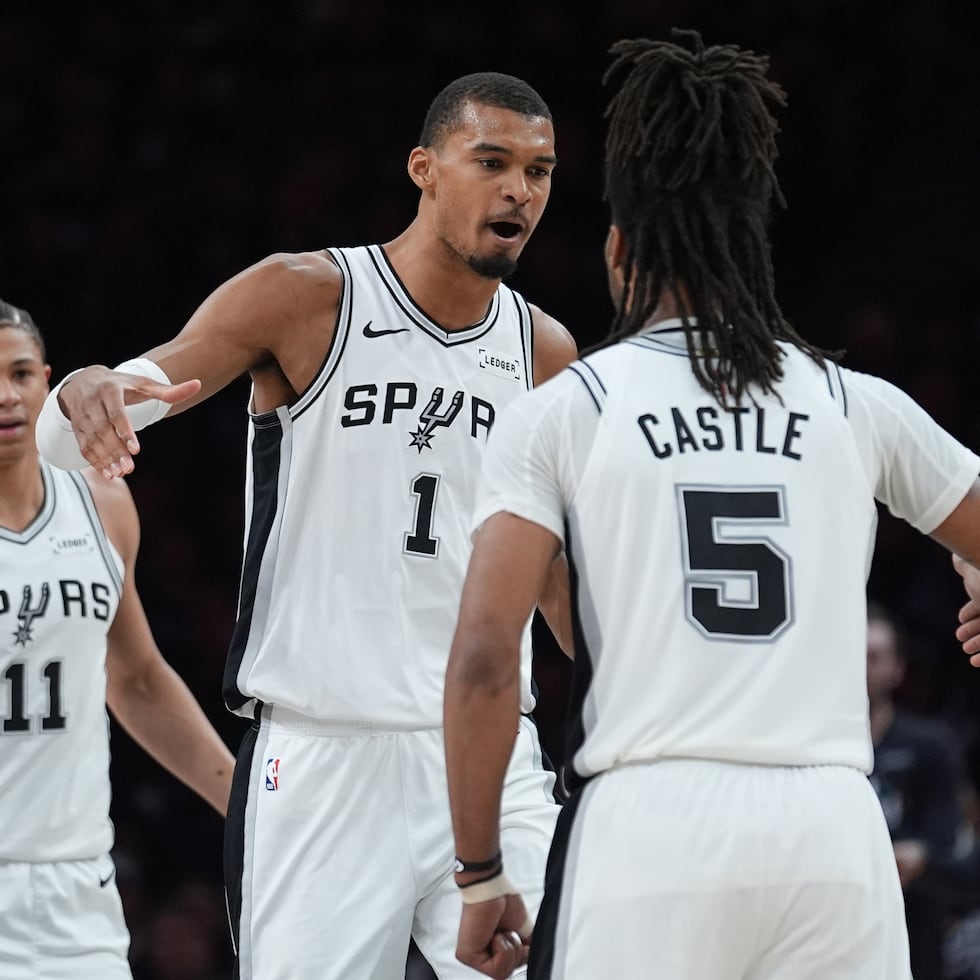 El francés Victor Wembanyama (1), de los Spurs de San Antonio, celebra un canasto con su compañero Stephon Castle en el sexto duelo de las semifinales de la Conferencia Oeste ante los Timberwolves de Minnesota.