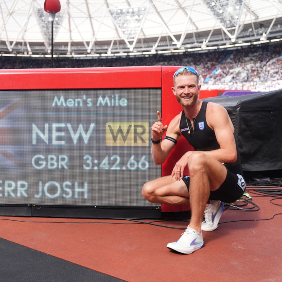 El británico Josh Kerr celebra luego de establecer un nuevo récord mundial en la milla masculina durante el Encuentro Atlético Novuna.