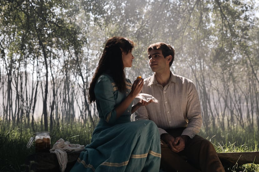 La actriz Azul Guaita, en el papel de Tita de la Garza, y Andrés Baida como Pedro Muzquiz, en la serie de HBO "Como agua para chocolate".