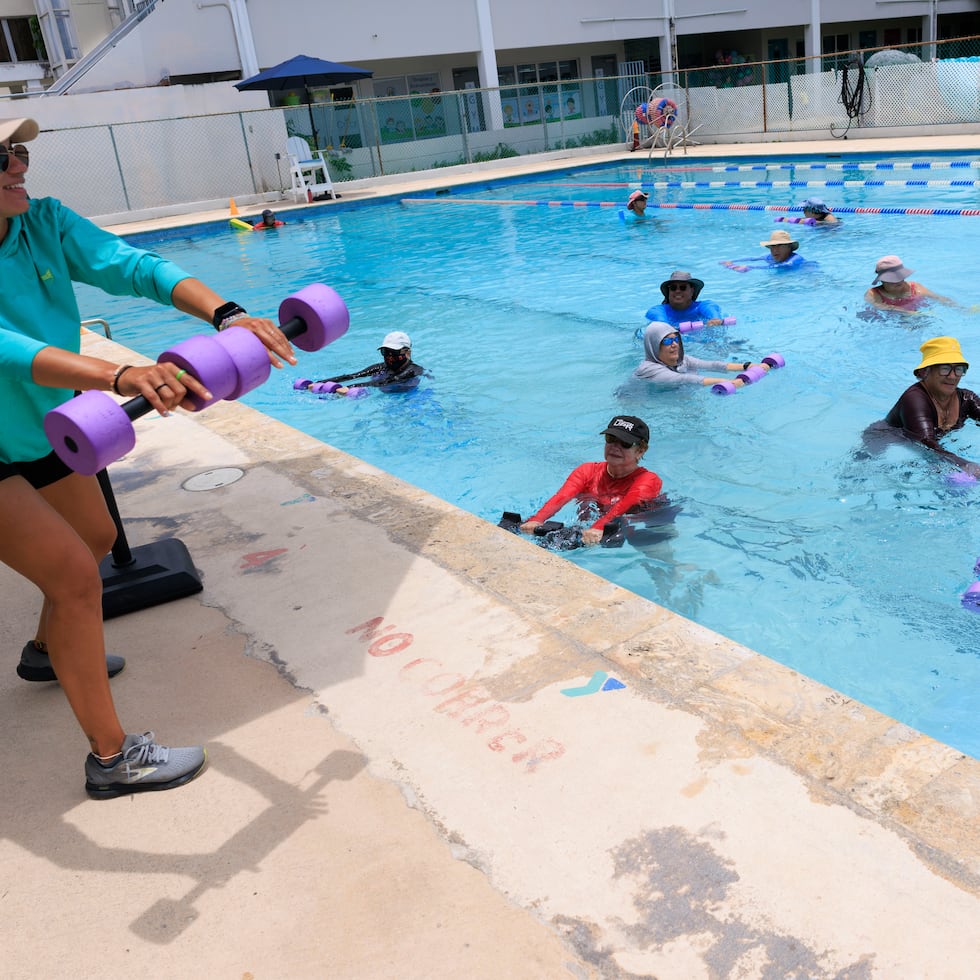 La YMCA tiene una piscina semiolímpica, en la que dan clases de natación y acuaeróbicos, entre otras, y personas de todas las edades pueden utilizarla.