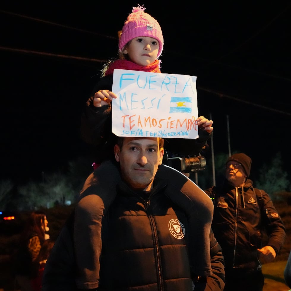 Una niña sostiene un cartel con el mensaje: "Fuerza, Messi", en referencia al futbolista Lionel Messi, tras la muerte de su padre, Jorge Messi, en Rosario, Argentina.