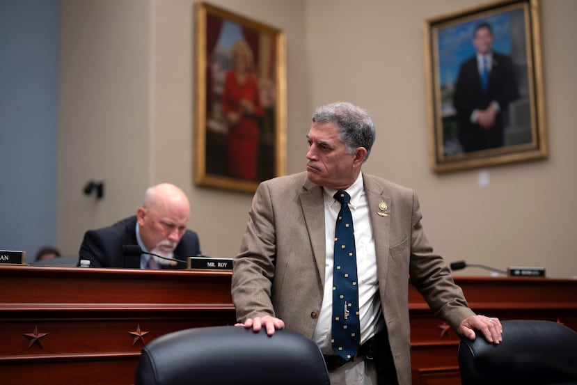 El representante Andrew Clyde, republicano por Georgia (centro), junto al representante Chip Roy, republicano por Texas (izquierda), escucha durante una sesión de debate sobre el plan de gastos para el año fiscal 2027, en el Capitolio en Washington, el jueves 16 de julio de 2026. (Foto AP/J. Scott Applewhite)