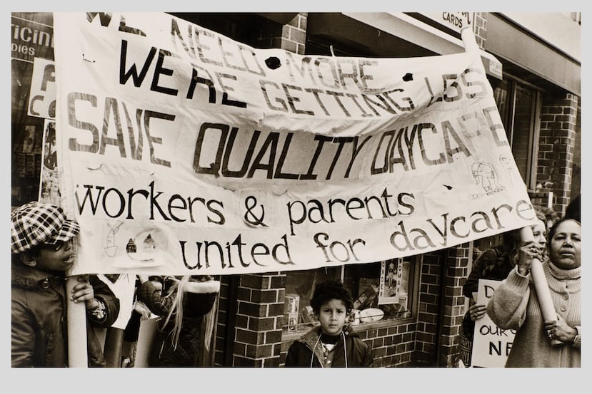 Pancarta lee: "Necesitamos más, estamos recibiendo menos, salvemos las guarderías de calidad", 1976. Impresión en gelatina de plata por Martin Hurwitz. Propiedad de Matthew Sherman.