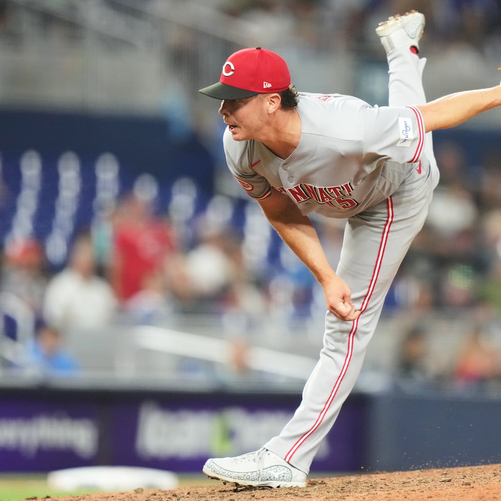 Emilio Pagán cerró la novena entrada preservando el empate 2-2, antes de que los Reds viraran el marcador en la décima para llevarse la victoria en Miami. (AP Photo/Lynne Sladky)