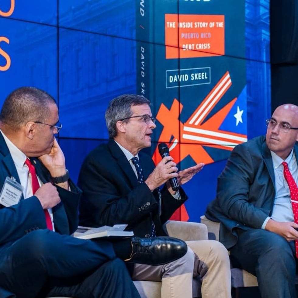 Pictured in the center is David Skeel, former chairman of the Fiscal Oversight Board. Certified Public Accountant Kenneth Rivera Robles (on the left) and José Julio Aparicio, president of the Puerto Rico Chamber of Commerce (CCPR), participated in a panel discussion.