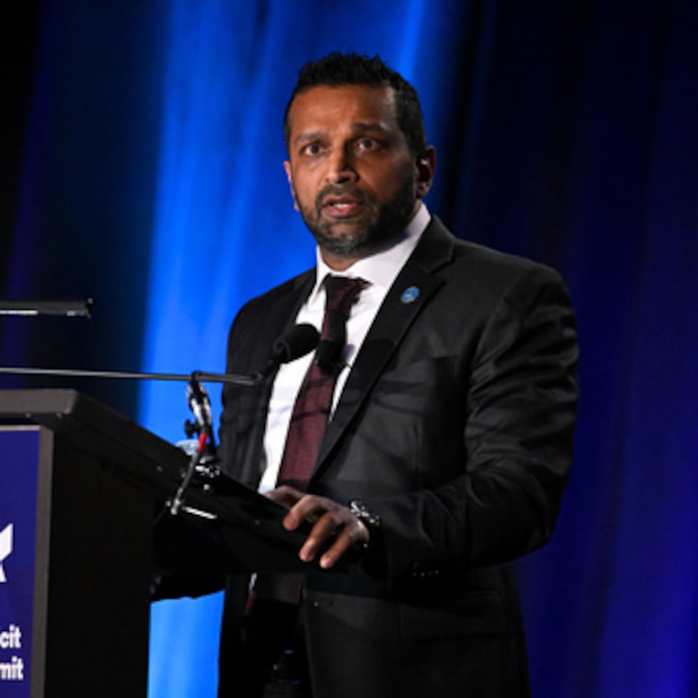 Patel, en la demanda presentada ante un tribunal de distrito de Washington, negó las acusaciones sobre su comportamiento.