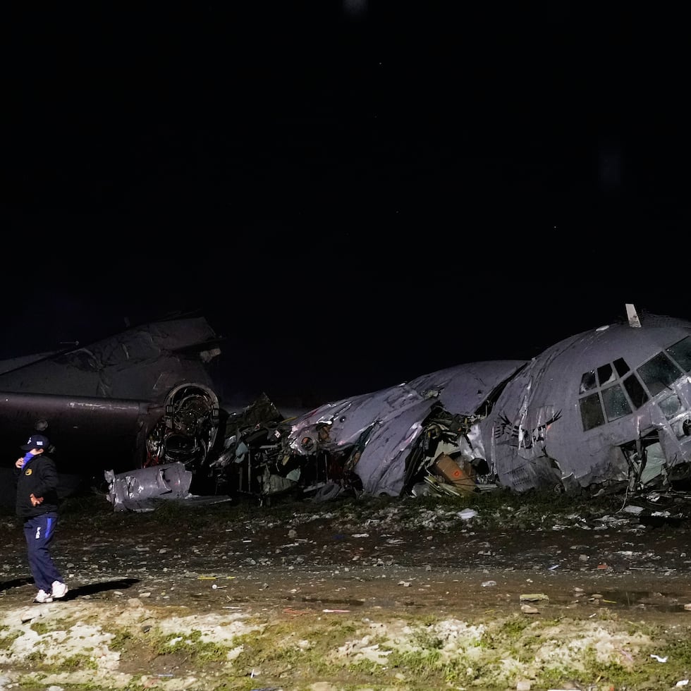 Un avión de la Fuerza Aérea Boliviana que transportaba dinero se estrelló en Bolivia, dejando a 15 personas muertas y varios heridos, según las autoridades.