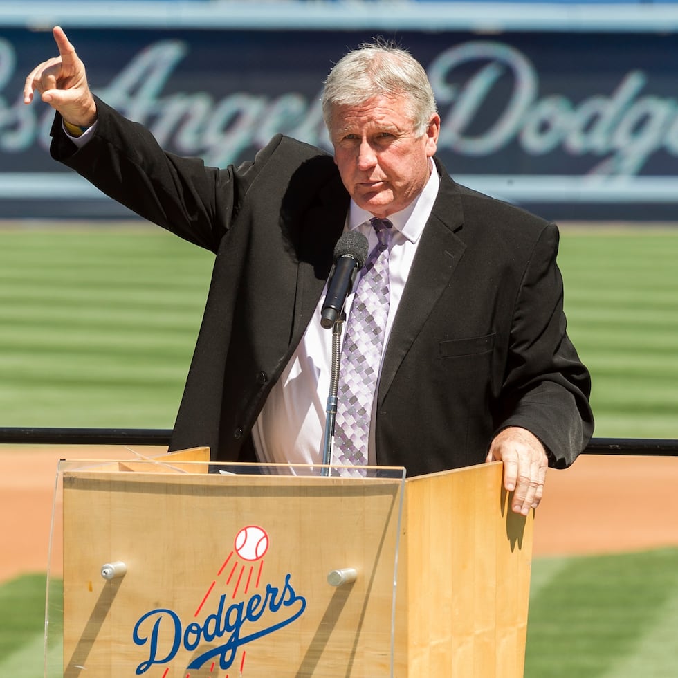 El exlanzador de los Dodgers de Los Ángeles Tommy John elogia a su fallecido amigo, el doctor Frank Jobe, durante un servicio conmemorativo en el Dodger Stadium, en Los Ángeles, el 7 de abril de 2014.