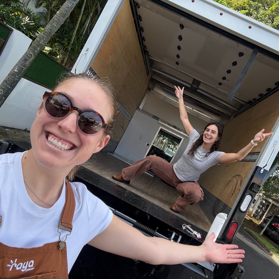 En la foto, Megan Wood y Nicole González, fundadoras de Raya Power, una empresa de sistemas compactos de energía renovable que fue seleccionada para participar de los programas de Bravo Family Foundation, edición 2026.