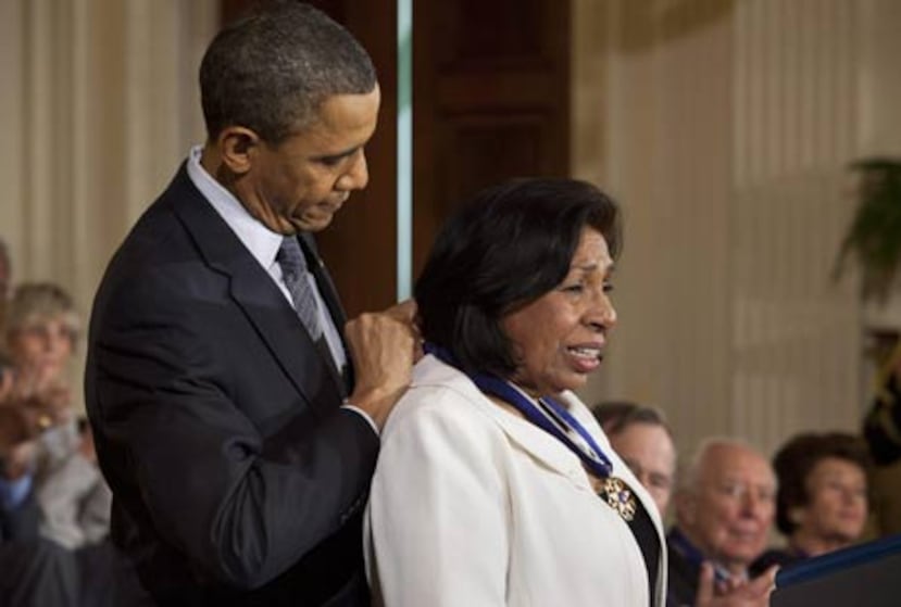 Obama reconoció con la Medalla de la Libertad a la activista hispana Sylvia Méndez. (EFE/Jim Lo Scalzo)