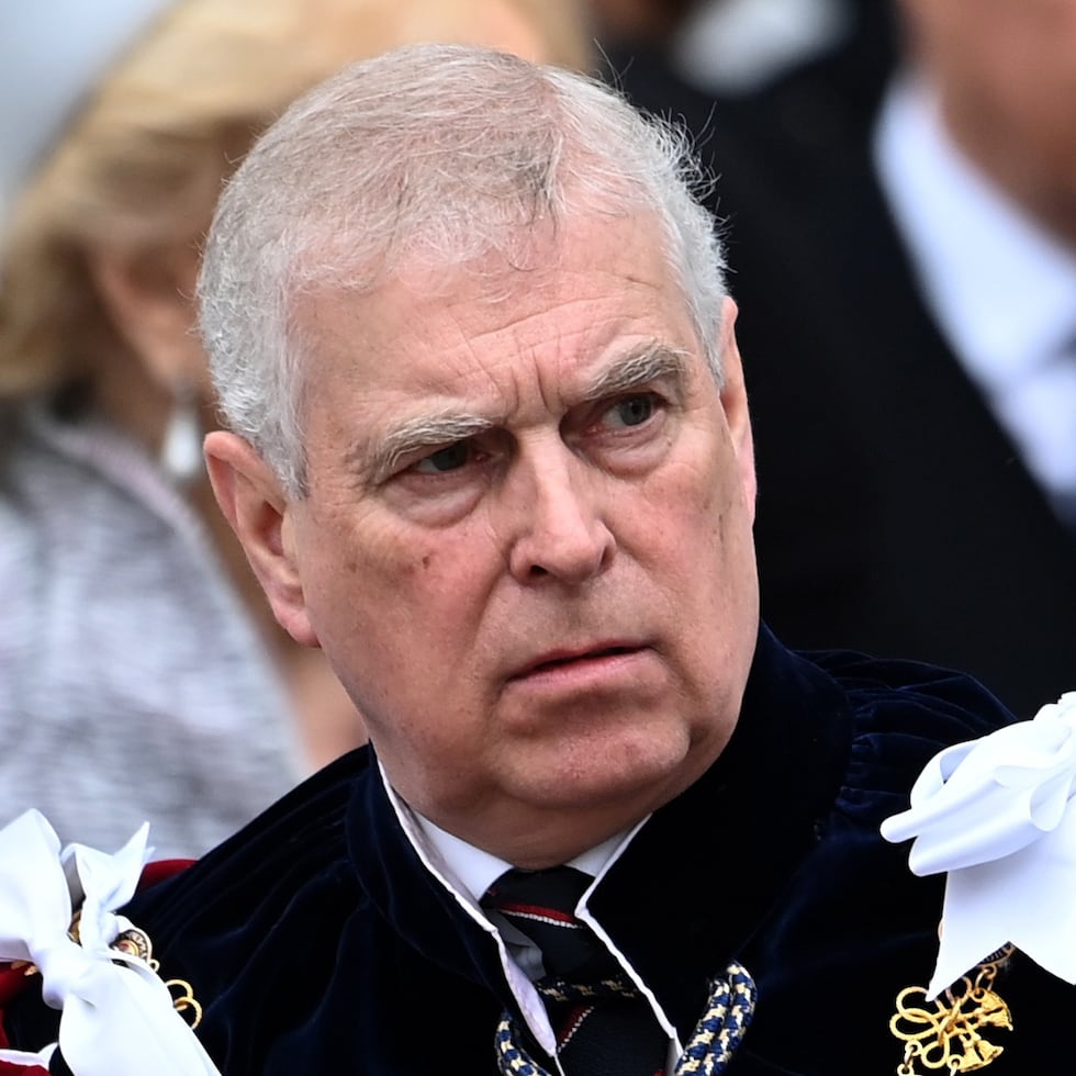 Tras despojarle de su título hereditario de príncipe en octubre, Carlos III ordenó a su hermano mudarse de la mansión de Royal Lodge en el castillo de Windsor (a las afueras de Londres) a una casa en la finca de Sandringham (este de Inglaterra), propiedad privada del soberano.