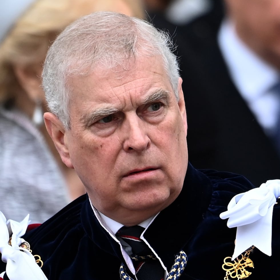 0ctubre de 2025: Algunos diputados británicos solicitan que se otorguen al Parlamento competencias para poderle retirar formalmente los títulos, al margen de lo que decida la familia real.