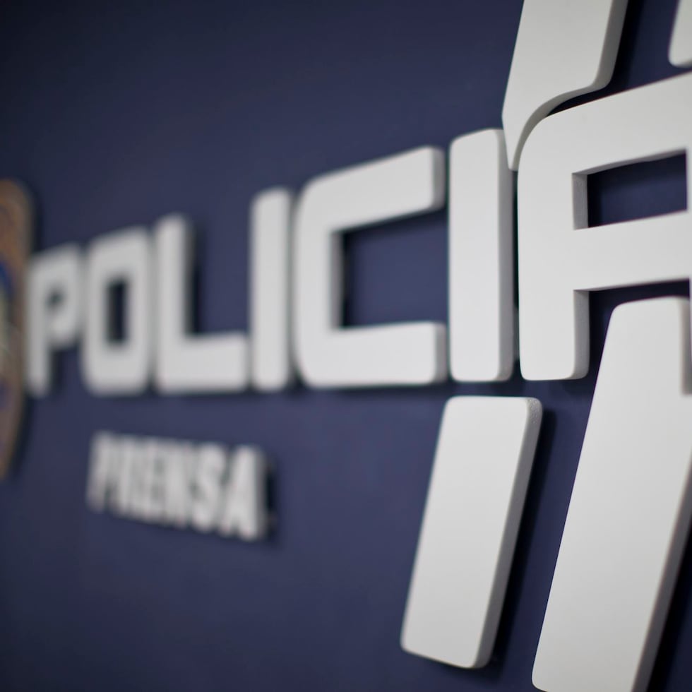 Agentes de la División de Homicidio del Cuerpo de Investigaciones Criminales (CIC) de Arecibo se dirigen a la escena.