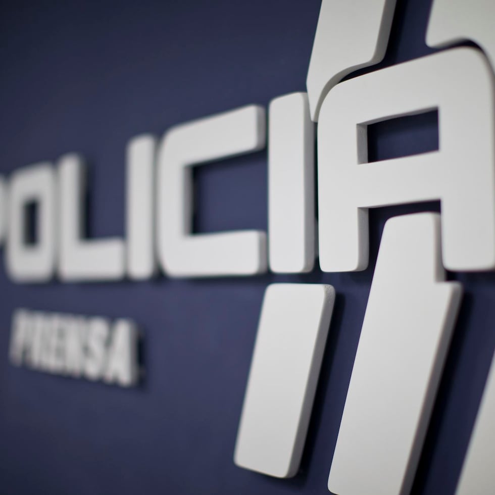 El querellante alegó que los individuos le colocaron “restricciones” en las manos y lo obligaron a abordar un vehículo.