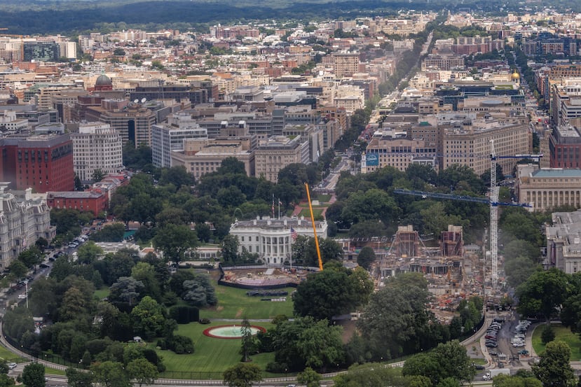 Continúan las obras de construcción de un helipuerto y del Salón de Baile de la Casa Blanca en el jardín sur de la Casa Blanca, el miércoles 5 de agosto de 2026, en Washington. (Foto AP/Tierney L. Cross)
